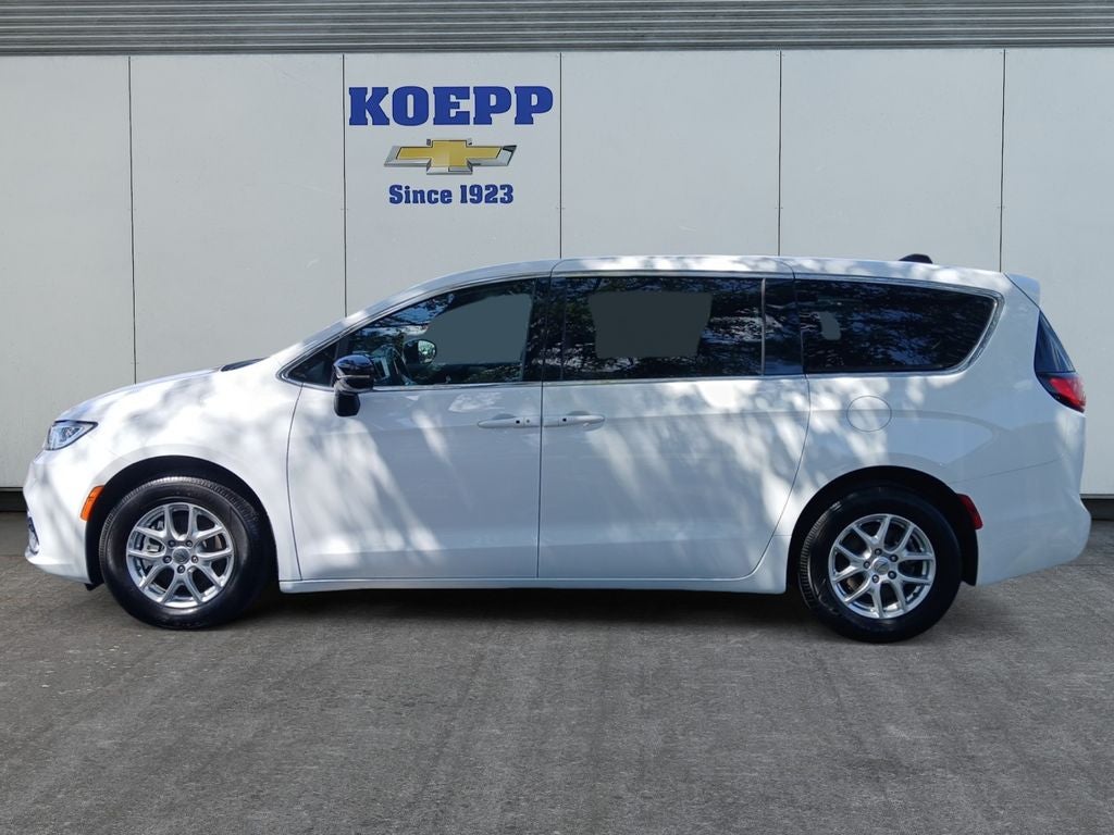 2025 Chrysler Pacifica Select