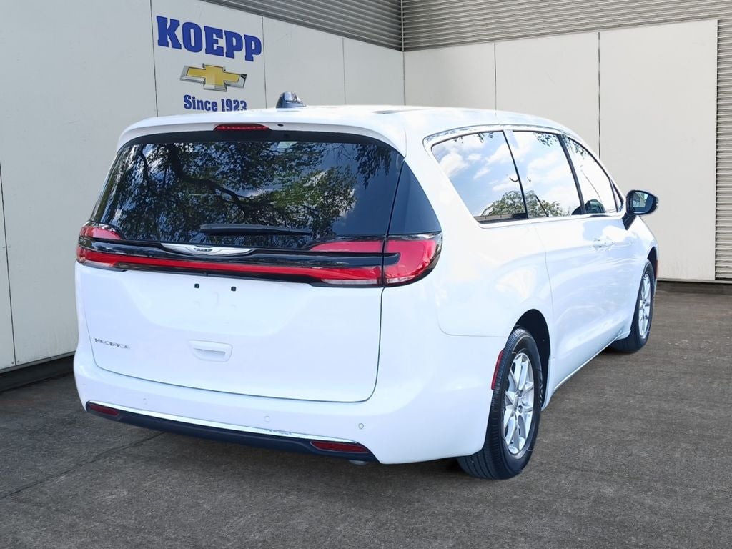 2025 Chrysler Pacifica Select