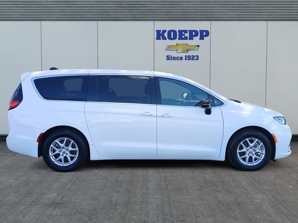 2025 Chrysler Pacifica Select