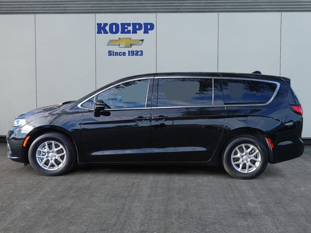 2025 Chrysler Pacifica Select