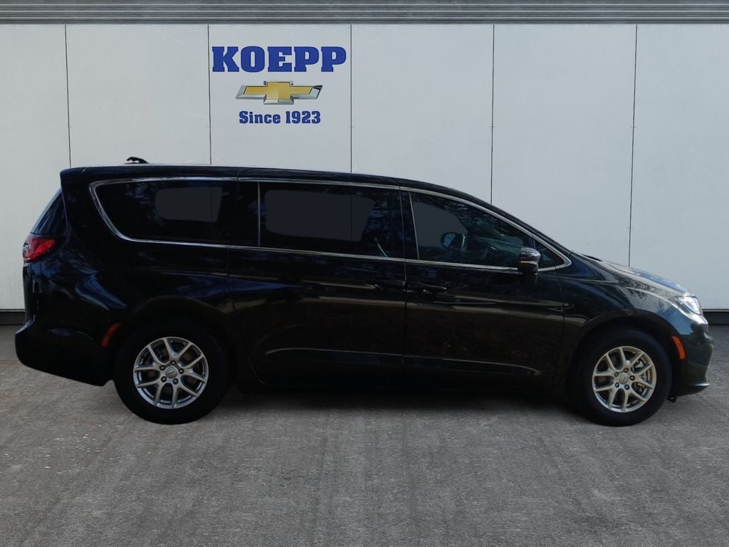 2025 Chrysler Pacifica Select